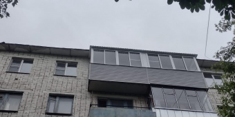 Остекление двух балконов одновременно системой Provedal. Вынос, крыша из профлиста. Обшивка сайдингом.